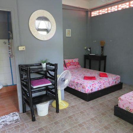 Same Same Guesthouse, Bar & Restaurant (Adults Only) Haad Rin Dış mekan fotoğraf