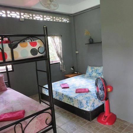Same Same Guesthouse, Bar & Restaurant (Adults Only) Haad Rin Dış mekan fotoğraf