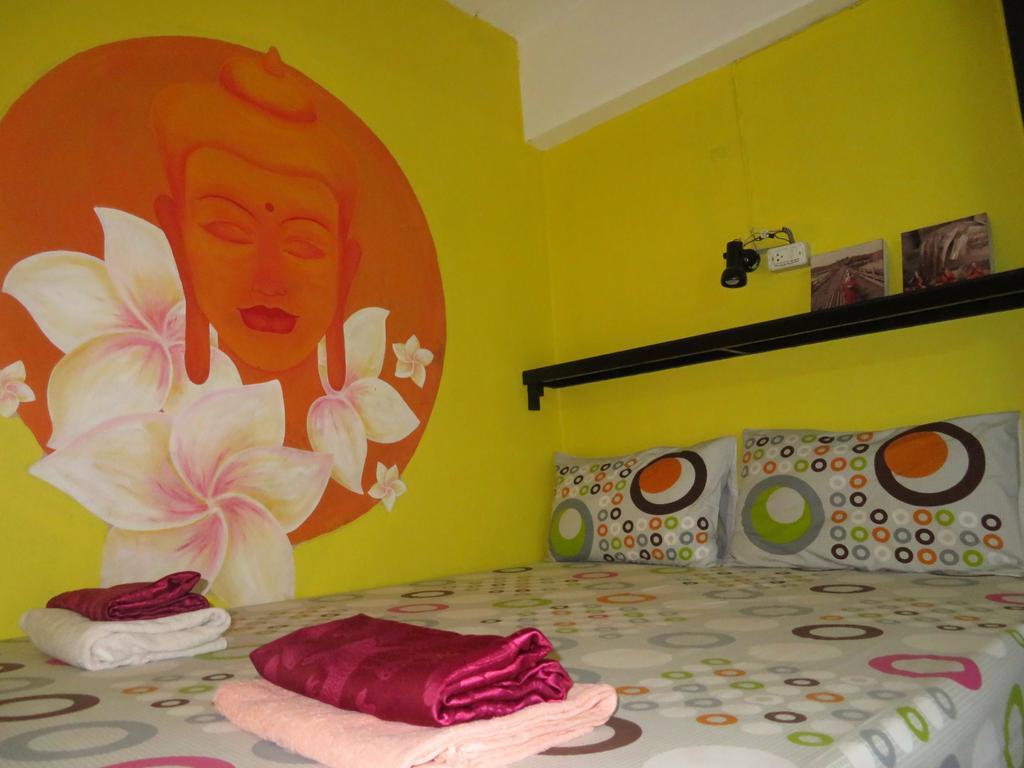 Same Same Guesthouse, Bar & Restaurant (Adults Only) Haad Rin Dış mekan fotoğraf