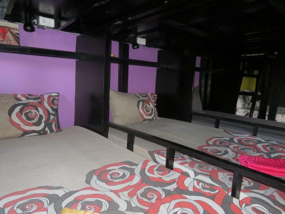 Same Same Guesthouse, Bar & Restaurant (Adults Only) Haad Rin Dış mekan fotoğraf