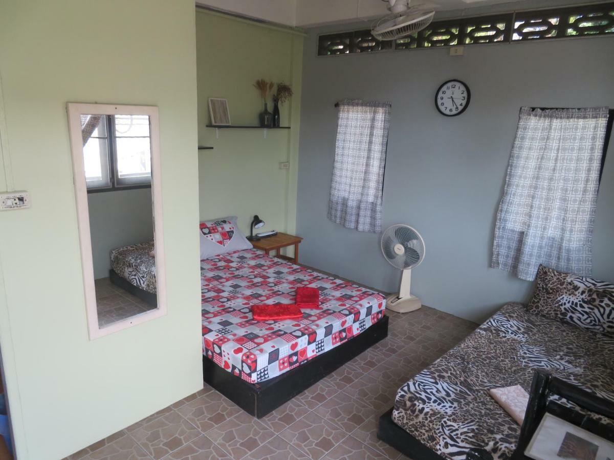 Same Same Guesthouse, Bar & Restaurant (Adults Only) Haad Rin Dış mekan fotoğraf