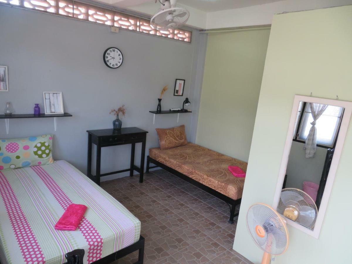 Same Same Guesthouse, Bar & Restaurant (Adults Only) Haad Rin Dış mekan fotoğraf
